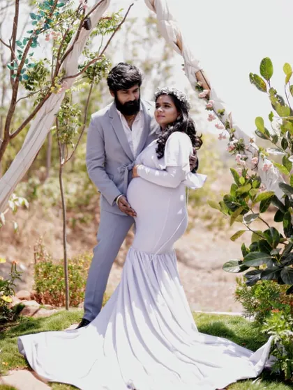 Capturing the quiet, beautiful moments of waiting. This elegant white mermaid-style maternity gown is designed to be both comfortable and flattering, perfect for a gentle, nature-filled photoshoot.