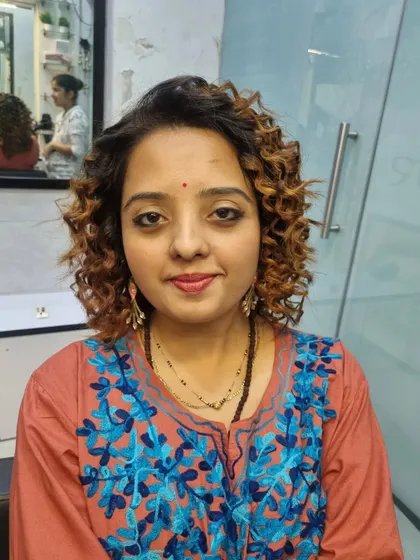 For those who love curls, I created this fun and bouncy pencil curls look. The highlights in her hair really make the curls pop.