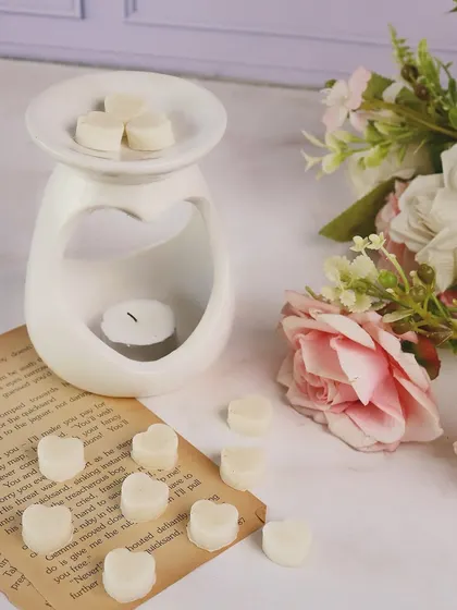 Heart on heart. Our heart-shaped wax melts paired with our heart-shaped ceramic diffuser.