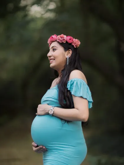 A duplicate of 79 and 82, this classic profile pose is a favorite for capturing the beauty of the baby bump.