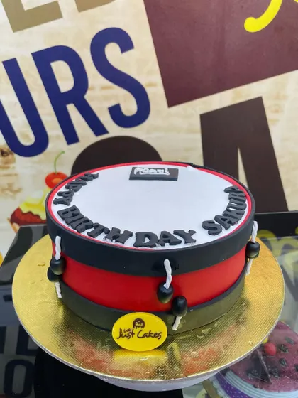 A 1.5kg cake designed to look like a drum, perfect for a musician's birthday.