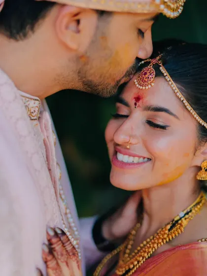 A duplicate of the tender forehead kiss.