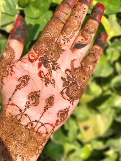 The beautiful, rich stain of a minimalist design. Even simple patterns can produce a stunning result with high-quality organic henna.