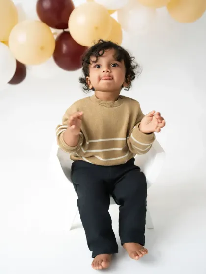A moment of quiet curiosity. Even the thoughtful expressions are precious, showing a different side of your baby's personality during their sitter photoshoot.