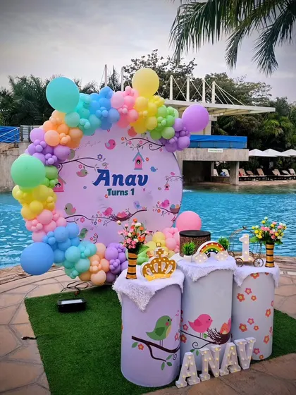 A cheerful poolside setup for a bird-themed first birthday. I love using natural settings like this to create a beautiful and relaxed party atmosphere.