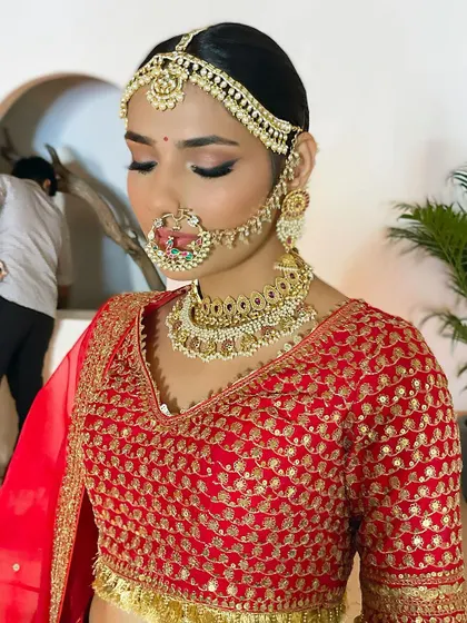 A close-up of this minimalist bridal look, showing the soft eyeshadow and perfectly defined liner that enhance her eyes beautifully.