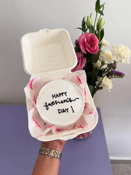 Another Father's Day bento cake design, this time with elegant black script on a white background. I paired it with fresh flowers for a complete gift.