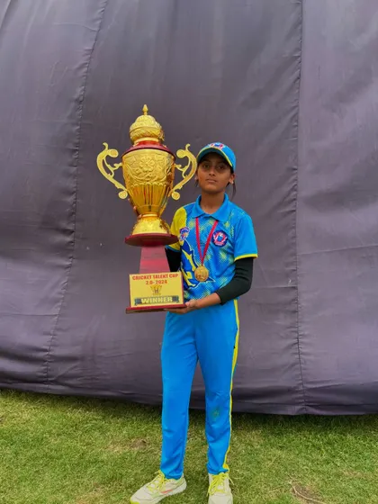 Our female champion with the winner's trophy of the Cricket Talent Cup 2.0.