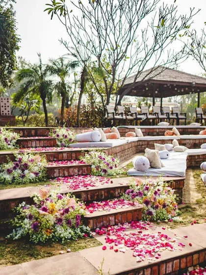 The amphitheater-style seating for the English day wedding ceremony. The brick steps were decorated with scattered petals and floral arrangements, creating a natural and romantic aisle.