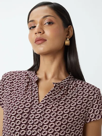 A minimal makeup look for a Westside shoot. The clean skin and softly defined eyes ensure the focus remains on the clothing while the model looks effortlessly beautiful.