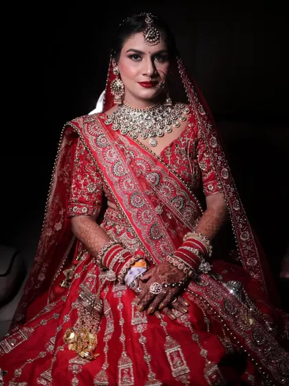 My bride Himani, looking straight at the camera with so much confidence. The bold makeup look suits her so well.