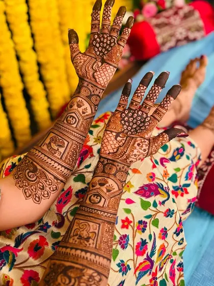 A beautiful shot of the bride Sahana's mehendi, with her feet also adorned with matching patterns.