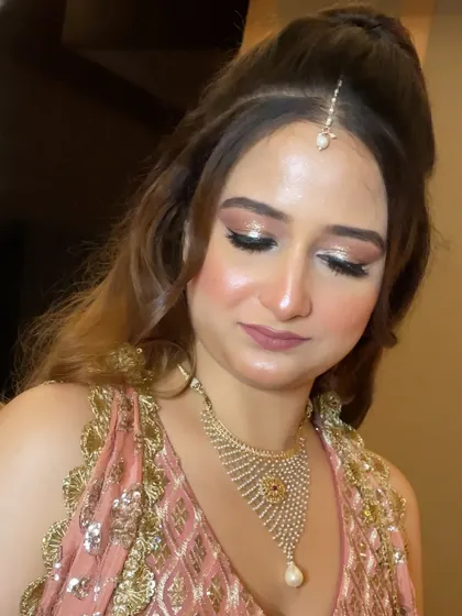 All eyes on her! A close-up of the soft and subtle eye makeup for this Mehendi look, featuring a hint of shimmer.