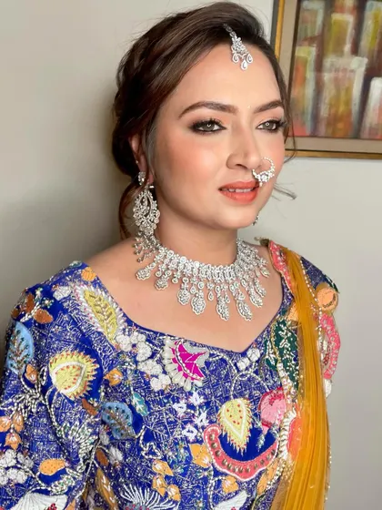 The defined smokey eyes are the centerpiece of this beautiful baraat makeup.