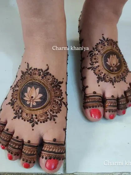 A simple and elegant leg design. This mehendi features a beautiful lotus mandala on the top of the foot, with detailed patterns on the toes.