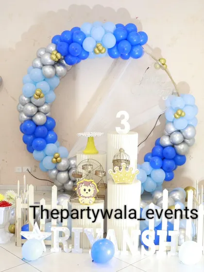 A full view of the blue and silver balloon ring with light-up letters.