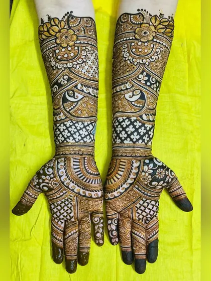 For this bridal design, I combined bold floral motifs on the forearm with delicate, checkered patterns on the wrist and palm. The contrast between the bold and fine lines creates a captivating effect.