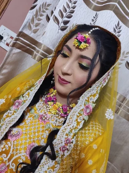 A closer look at this Haldi makeup, showing the blended eyeshadow and flawless skin finish. The soft magenta lip colour adds a lovely contrast to the yellow theme, making the whole look feel vibrant and celebratory.