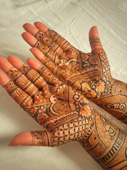 For brides who prefer intricacy without figures, this design is a perfect choice. It's packed with detailed patterns, fine lines, and traditional motifs for a classic and elegant bridal look.