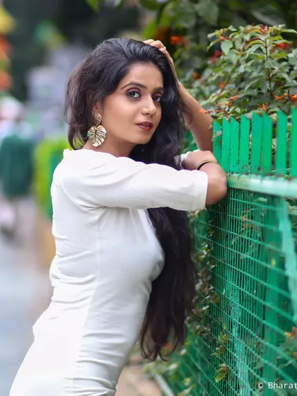 A relaxed pose against a fence in a city park. This type of shot is perfect for a casual and natural lifestyle portfolio.