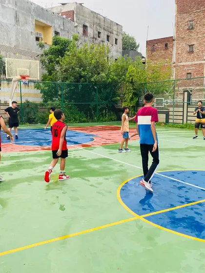 A player looks for an open shot, undeterred by the weather.