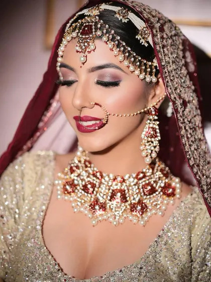 A classic bridal pose showcasing my red and white meenakari rental set. This is a popular choice for MUAs looking for traditional jewellery for their clients.