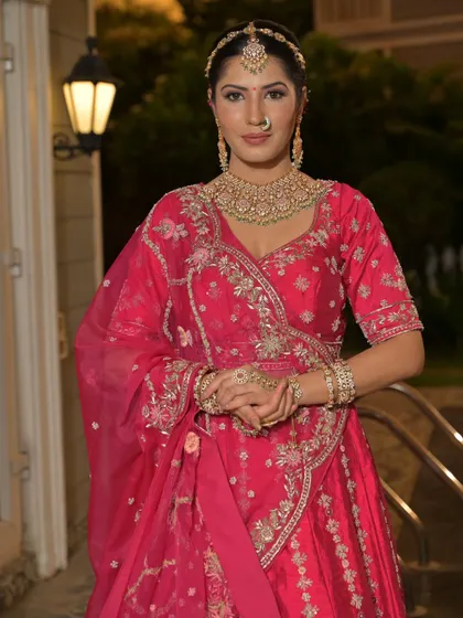 A complete bridal look featuring a heavy, gold-plated Kundan necklace, haath phool, and maang tikka, all available for rent.