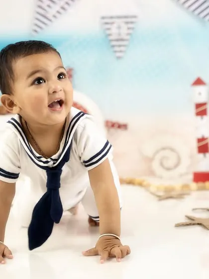 A happy crawl from the cutest sailor on the seven seas. The nautical-themed set is perfect for an adventurous little one.