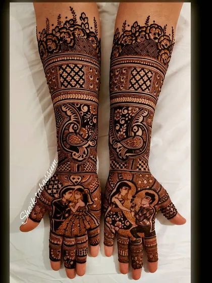 Romantic couple portraits are the highlight of this design. Each palm shows a different pose, surrounded by peacock figures and dense, traditional patterns.