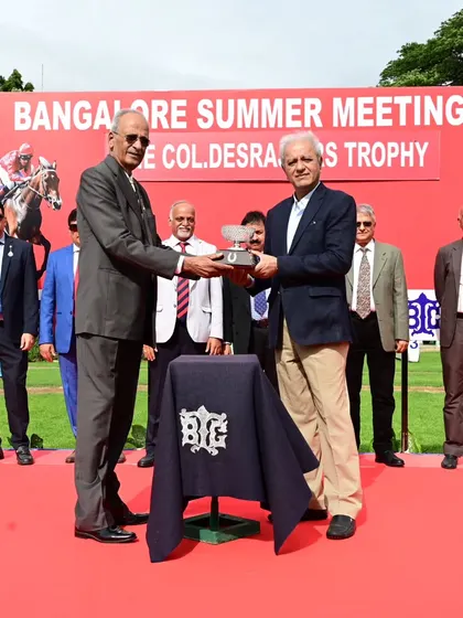 Mr. K.A. Jagadish presents The Col. Desraj Urs Trophy to the owner of Credence.