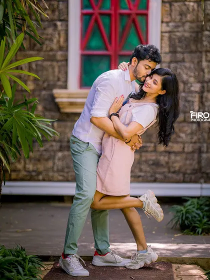 A joyful lift, full of energy and happiness. The couple's casual outfits and the beautiful garden setting make this a perfect pre-wedding photo.
