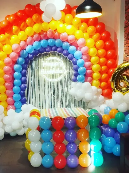 Yeh ek poora rainbow balloon backdrop hai. Isko maine alag alag rang ke balloons se banaya hai, jo ek 6th birthday party ke liye tha.