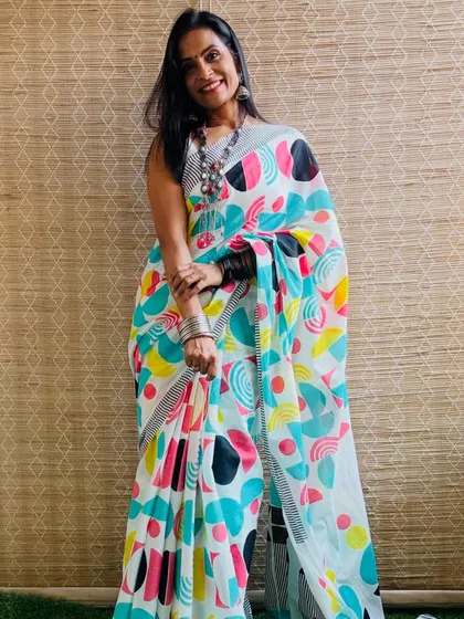 This multi-color abstract print on a white cotton mulmul saree is so artistic and fun. It's a great way to showcase your playful personality.