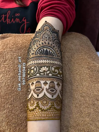 This design features hanging bells (jhumkis) with a 3D effect. You'll learn how to apply the paste to make these elements look like real, dangling jewelry.