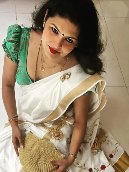 A different take on the Kerala saree, this time paired with a green brocade blouse with puff sleeves. I love mixing and matching blouses to give a single saree multiple looks.