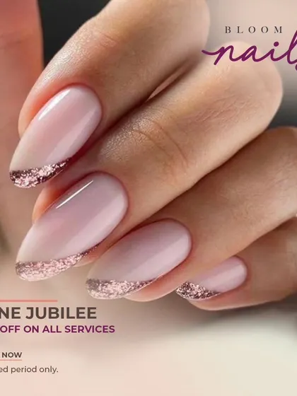 This is the perfect example of a timeless look with a touch of glam. I created this elegant French manicure with a sparkling rose gold glitter tip on almond-shaped nails, giving it a sophisticated and modern feel.