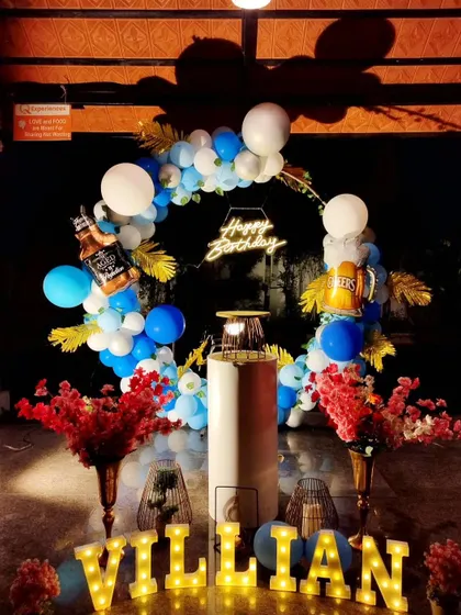 I can even incorporate fun, personal elements like these beer mug and whiskey bottle foil balloons for an adult's birthday party.