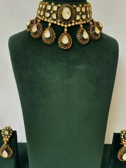 A simple Kundan choker with teardrop pendants and Meenakari work. This rental set includes small matching earrings.