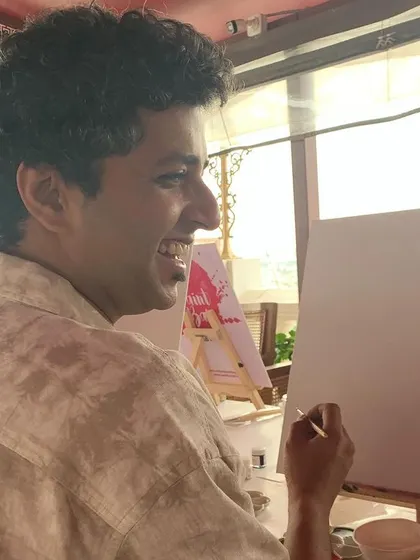 A guest smiling as he starts his painting. The beginning of a creative journey is always exciting.