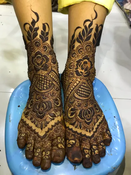 Another angle of this beautiful bridal foot mehendi, showing how the design covers the entire foot.