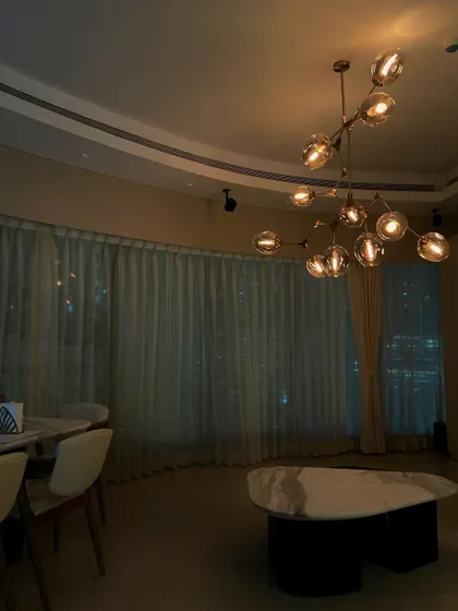 In this World View residence, we focused on creating a minimalistic and simple smart home. The centerpiece is this modern chandelier, whose brightness can be finely tuned to complement the stunning city view, all controlled from a single interface.