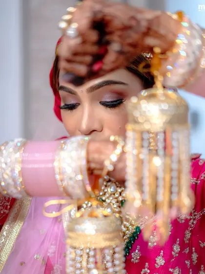 The kaleere moment. The soft focus on the kaleere with the beautiful eye makeup in the background is just a perfect shot.
