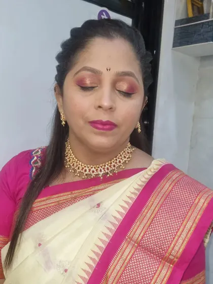A close-up of the eye makeup for this party look. I used warm, shimmery tones to create a soft glam effect that is perfect for any celebration.