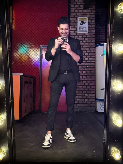 A quick mirror selfie before heading out for a packed week of gigs in Bangalore.