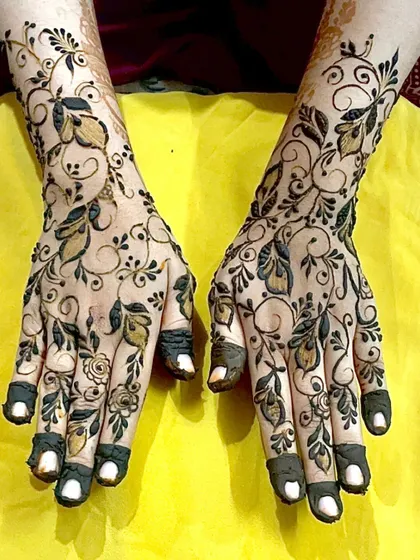 A beautiful two-toned Gulf design using different henna pastes for a unique effect.