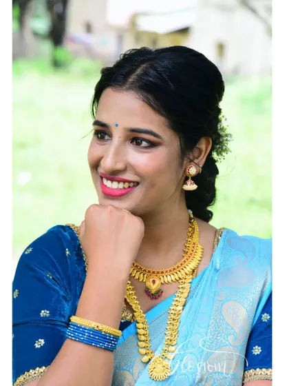 Her smile says it all. This natural and radiant makeup look is perfect for daytime events, ensuring you look polished without feeling weighed down by heavy products.