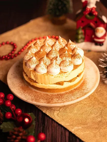 A festive Banoffee Pie, dusted with cinnamon and ready for a Christmas celebration. The combination of banana, toffee, and cream is pure holiday comfort.