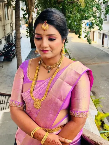 Another angle of this elegant South Indian look. The makeup is perfectly balanced with the traditional jewelry and attire.