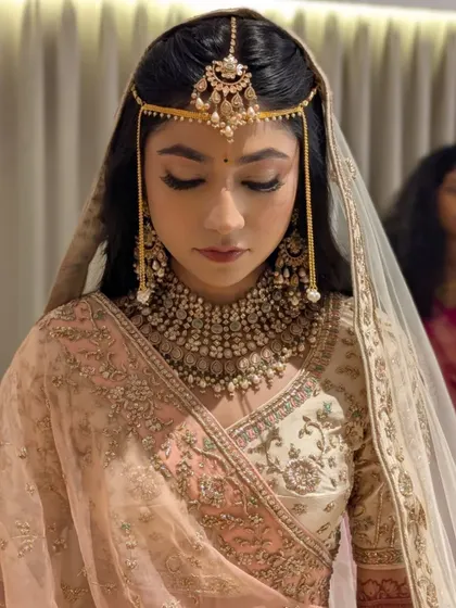 A close-up of the delicate mathapatti and the soft curls.