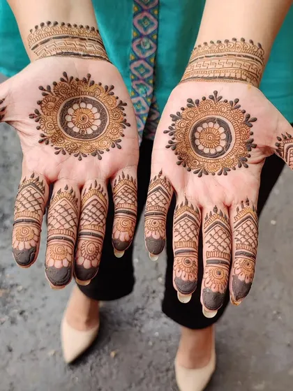 A classic and elegant mandala design for the palm. This is a great option for guests who prefer a minimalist but traditional look, and it can be applied quickly by our artists at any event.